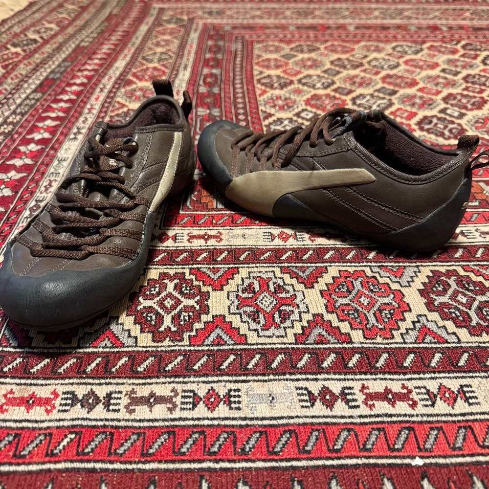 Puma Sleek Low Profile Two Tone Brown/Tan Sneakers - Size 5 Women